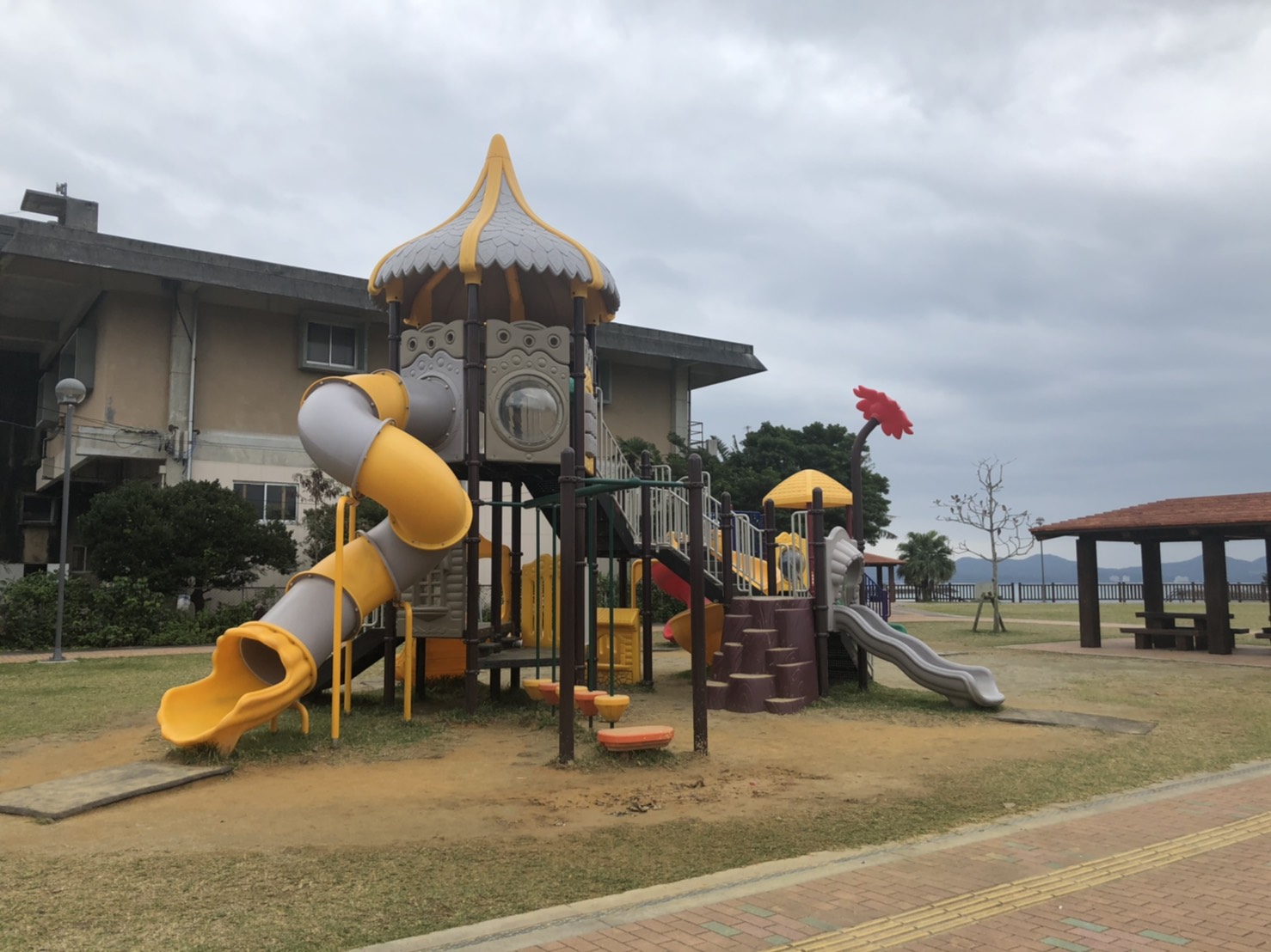 海が一望できる子どもが集まる地域の公園 屋部親水公園 に行ってきた 沖縄なう